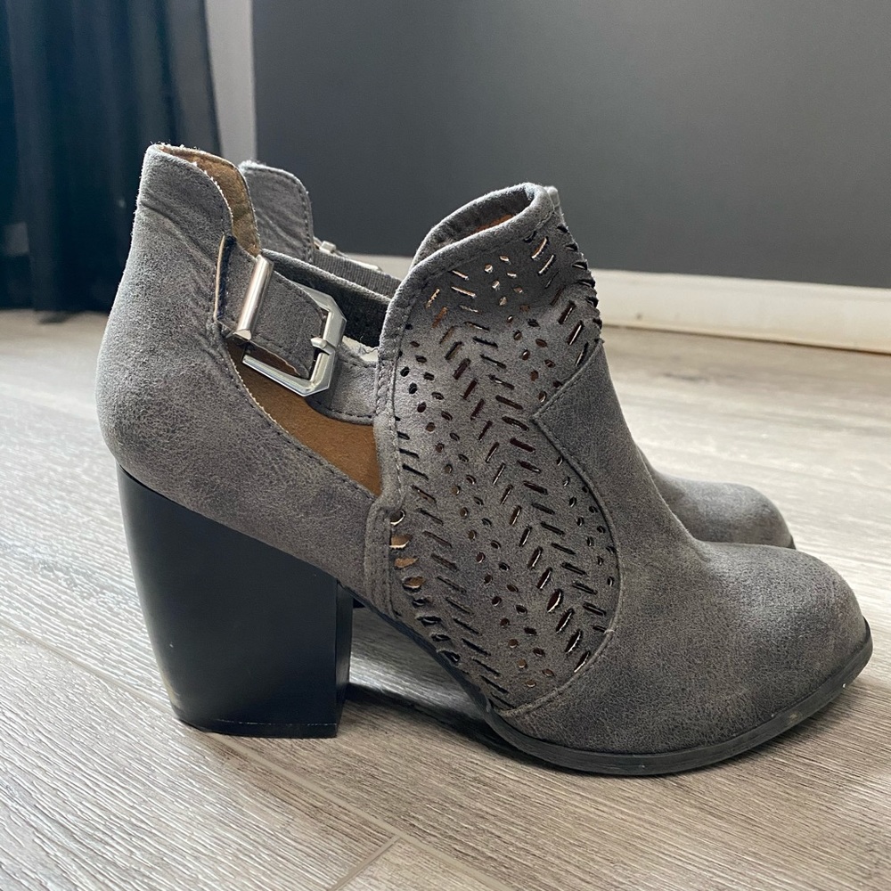 Size 7! Summer ankle boot!
